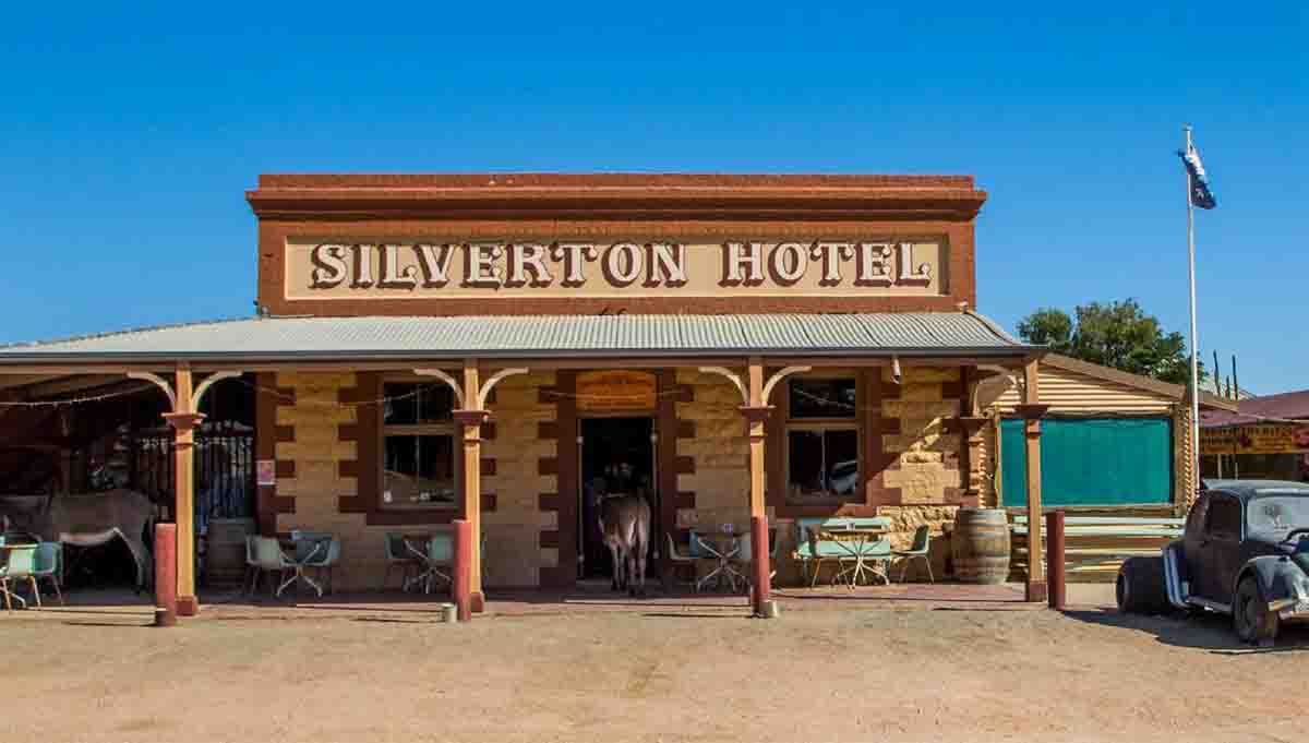 SILVER SCREEN PUB PUTS UP THE SIGN PubTIC