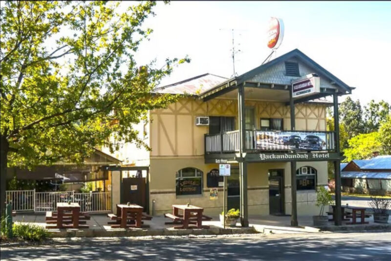 THE YACKANDANDAH HOTEL