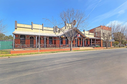OAKLANDS HOTEL