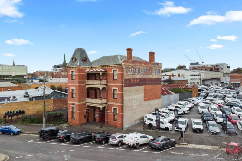 9 CRESWICK ROAD BALLARAT (former CARRIERS ARMS HOTEL)